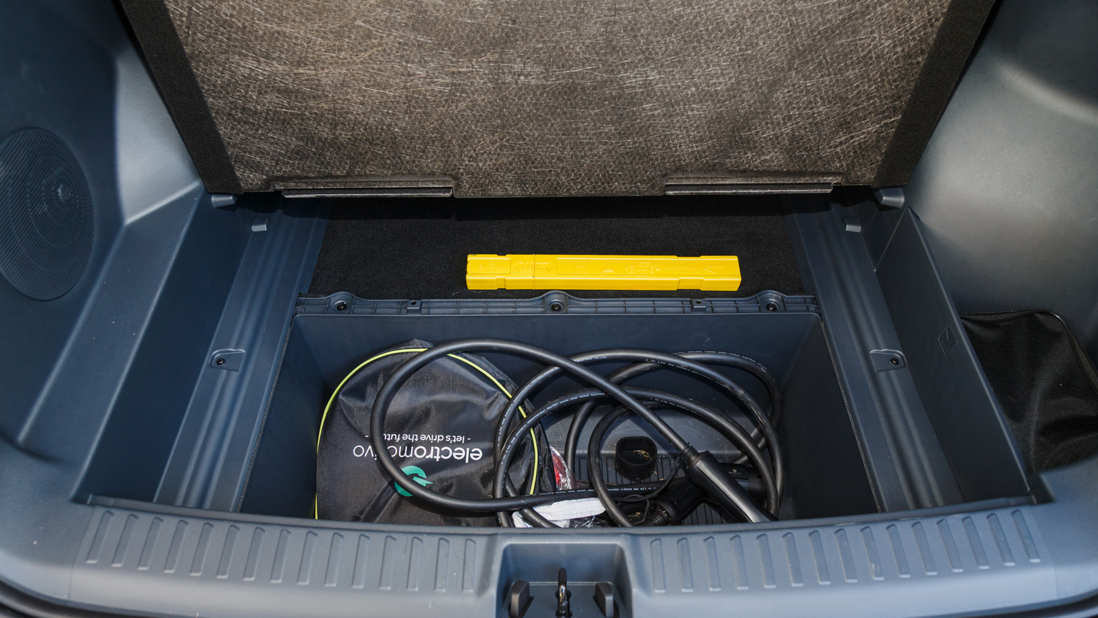 Ο χώρος αποσκευών των 410 λτ. είναι μέτριος, με τα 51 λτ. του έξτρα χώρου να σώζουν την κατάσταση.