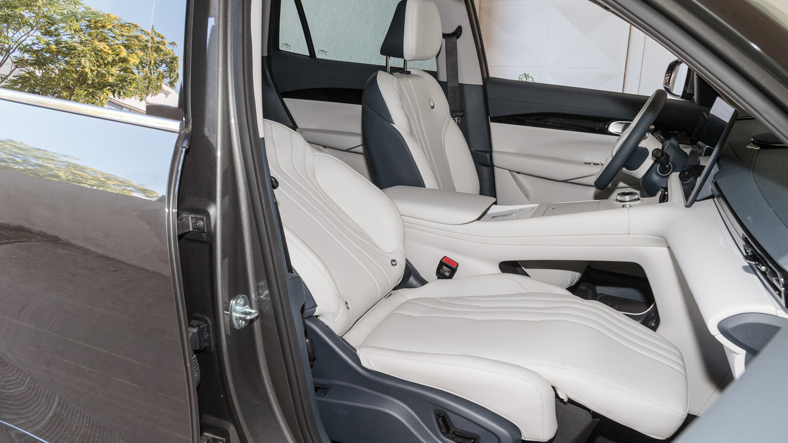 Ο εξοπλισμός άνεσης είναι υπερπλήρης και περιλαμβάνει κλιματιζόμενα καθίσματα με 6 είδη μασάζ, Head Up Display και ηχοσύστημα με 1000W και 16 ηχεία, σ