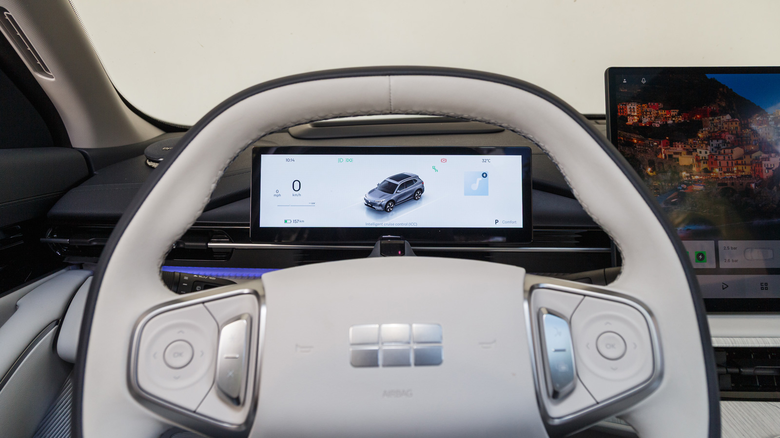 Η οθόνη αφής των 15,6 ιντσών και o πίνακας των 10,2 ιντσών είναι στάνταρ από την βασική έκδοση. 