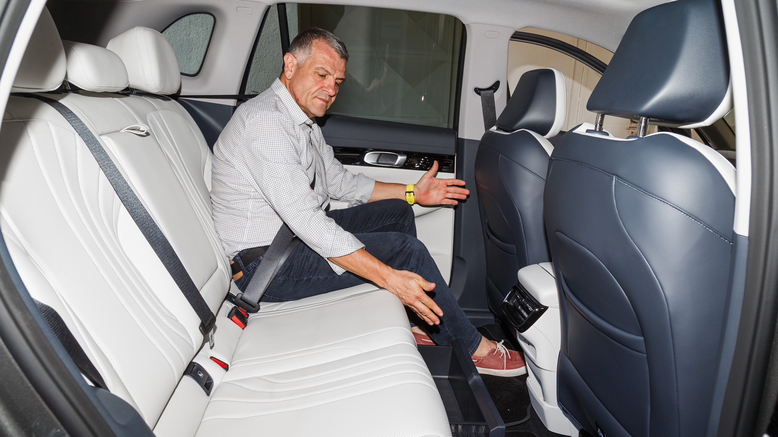 Κορυφαία ευρυχωρία για τους επιβάτες, ενώ ανάμεσα στις 33 θέσεις για αντικείμενα περιλαμβάνεται και ένα πρακτικό συρτάρι 14 λτ. κάτω από το πίσω κάθισ