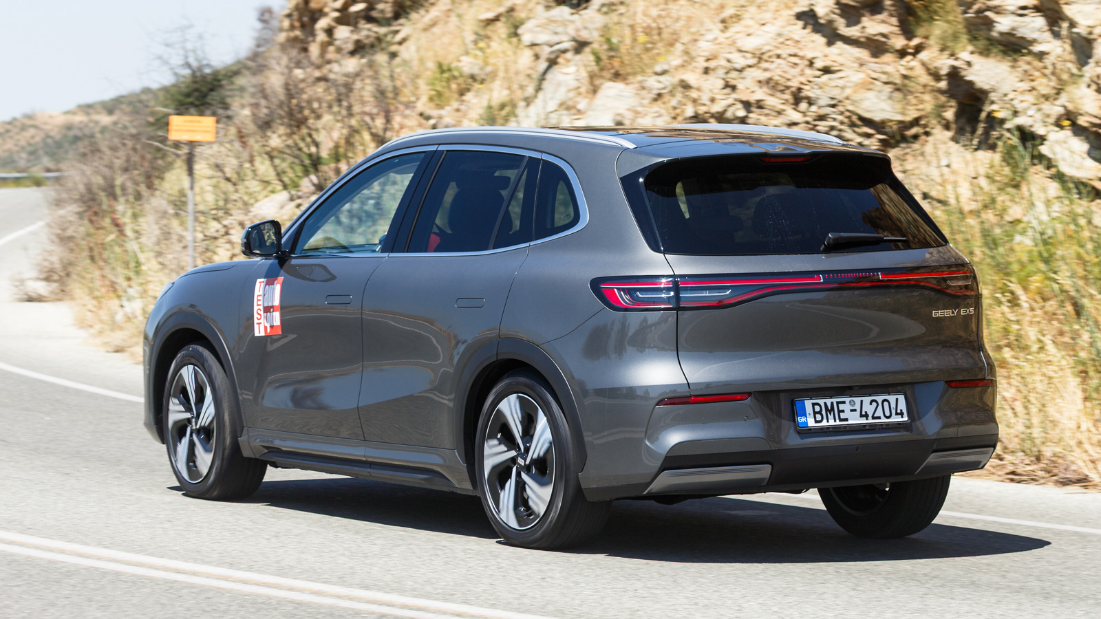 Το Geely EX5 ξεχωρίζει για την ευκολία χρήσης και την υψηλή ποιότητα κύλισης που προσφέρει, συνδυάζοντας άνεση και σταθερότητα σε κάθε διαδρομή.