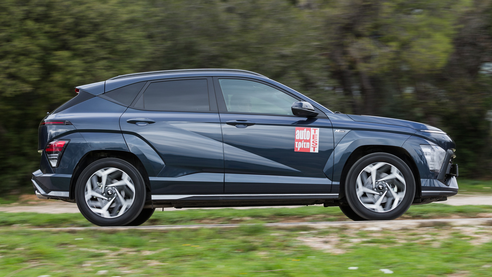 Ανταγωνιστικό πλεονέκτημα του υβριδικού Hyundai Kona είναι η παρουσία κιβωτίου διπλού συμπλέκτη 6 σχέσεων. Μάλιστα από τα paddles στο τιμόνι, αλλάζεις