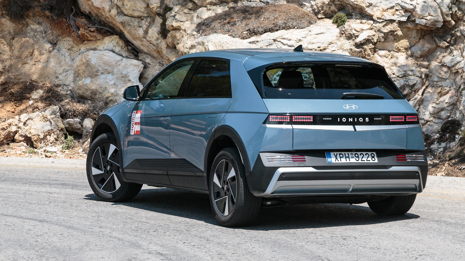 Το σημαντικό είναι πως αν και στοχεύει στην άνεση, η ανάρτηση κουμαντάρει σωστά το βάρους 2 τόνων αμάξωμα στις εναλλαγές πορείας και στις στροφές, όπο