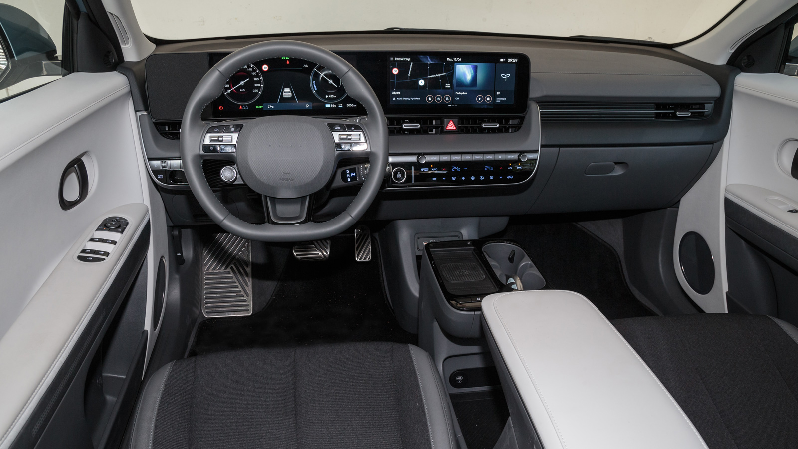 Το εσωτερικό έχει ακόμα πιο ποιοτική κατασκευή ενώ μέρη, όπως το τιμόνι και η κεντρική κονσόλα έχουν ανασχεδιαστεί. 