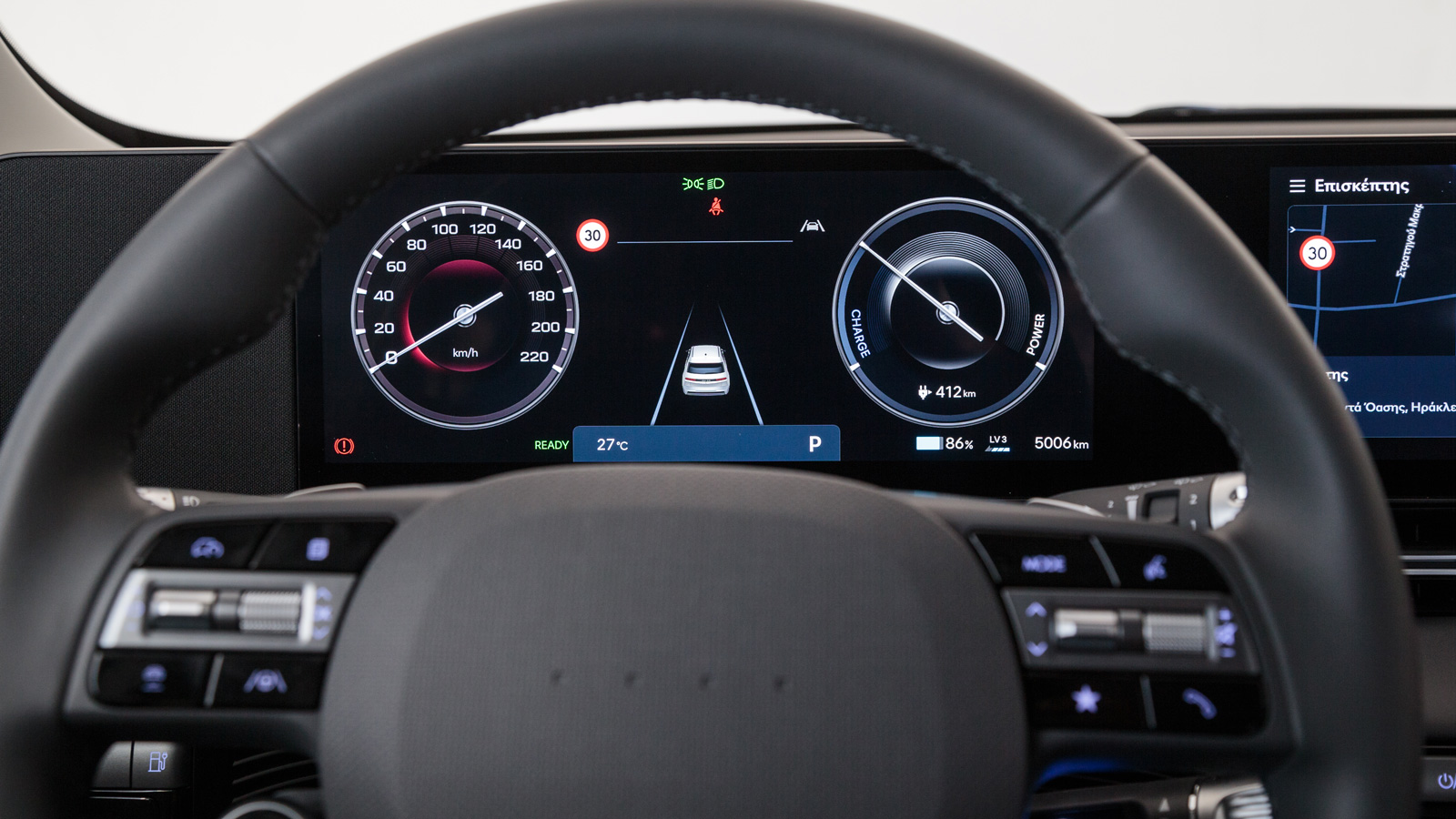 Υπάρχουν και περισσότερα φυσικά μπουτόν, ενώ αναβαθμισμένο είναι και το σύστημα infotainment. Το ζευγάρι των 12,3 ιντσών οθονών συνεχίζει και στο αναν