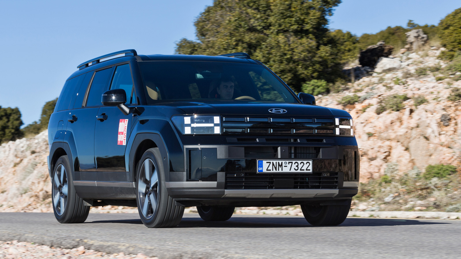 Το νέο Hyundai Santa Fe είναι επιβλητικό και με χαρακτηριστικό boxy σχεδιασμό που τονίζει τον… πλουραλισμό των διαστάσεών του.