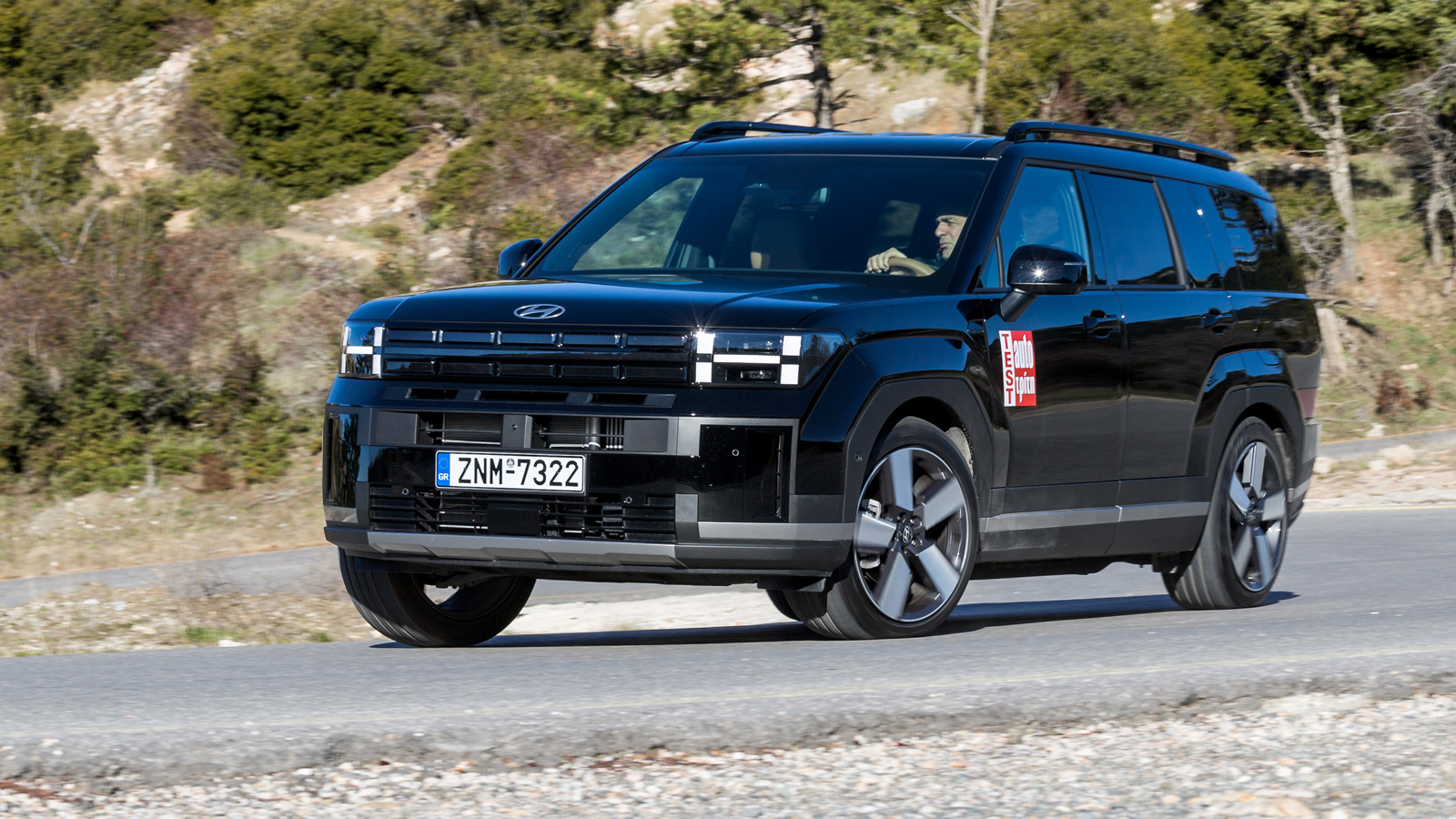 Η «έξυπνη» τετρακίνηση και το στιβαρό «πάτημα» από τα φαρδιά μετατρόχια εξασφαλίζουν πειστικό κράτημα ακόμα και σε συνθήκες μειωμένης πρόσφυσης.