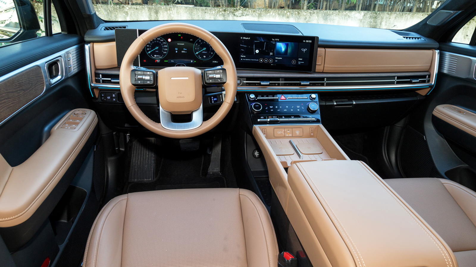 Η οριζόντια διάταξη του ταμπλό δείχνει λιτή σχεδιαστικά, αλλά έχει έντονο digital χαρακτήρα χάρη στο τo ενιαίο κυρτό πάνελ, που αποτελείται από 2 ψηφι