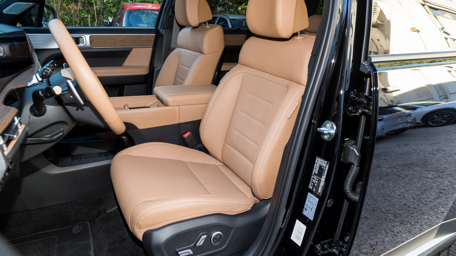 Τα καθίσματα στις καλές εκδόσεις είναι full κλιματιζόμενα.