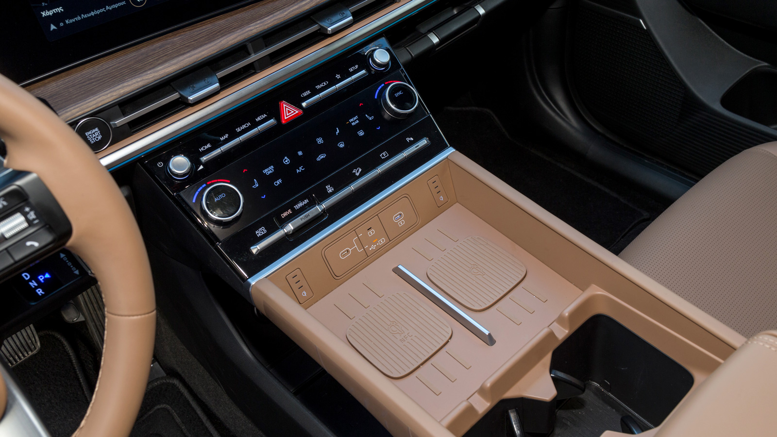 Υπάρχουν δύο ασύρματες βάσεις για φόρτιση smartphone, που διαθέτουν και ανεμιστήρες προς αποφυγή της υπερθέρμανσης. 