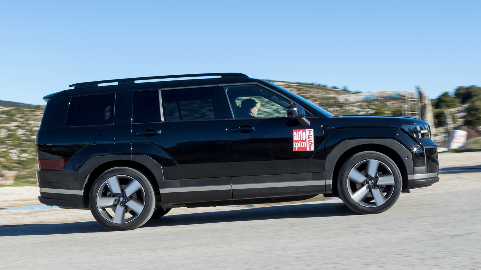 Αν φορτίζεις τακτικά η κατανάλωση εντός και εκτός πόλης δε θα ξεπεράσει τα 2-3 λτ./100 χλμ.. Σε αστικές συνθήκες τα 50 χλμ.  ηλεκτρικής αυτονομίας είν