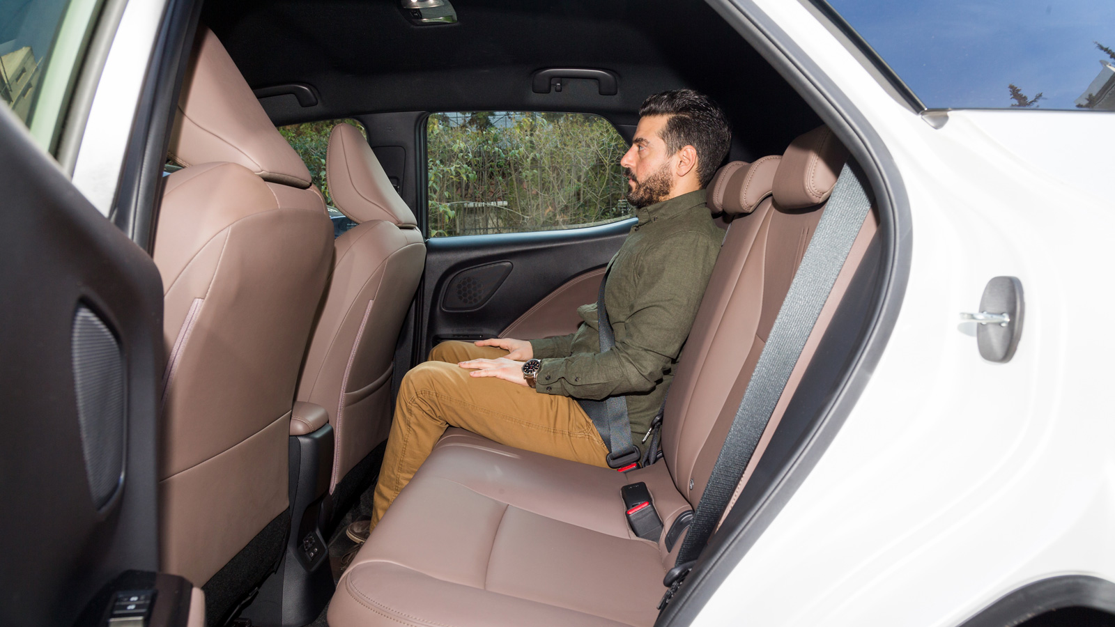 Η καμπίνα του Hyundai i10 είναι πιο ευρύχωρη και από μοντέλα της αμέσως επόμενης κατηγορίας, στο max της κατηγορίας το πορτ-μπαγκάζ των 252 λτ.. 