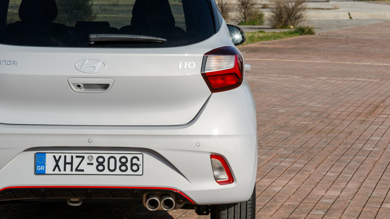 Η σπορτίφ εικόνα του Hyundai i10 με τα 90 άλογα χαρακτηρίζεται από τις σχετικές πινελιές στους προφυλακτήρες, τη διπλή απόληξη της εξάτμισης, ένα ψευδ