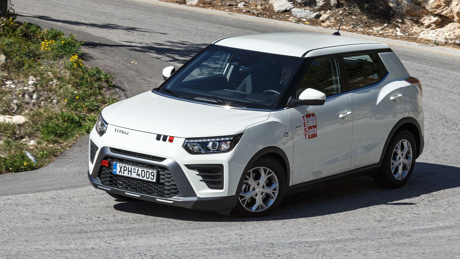 Τα ελαστικά έχουν μπόλικο «ψωμί» (προφίλ 65) και συνδυαστικά με τη μαλακή ανάρτηση οι ανωμαλίες του δρόμου, λειαίνονται ικανοποιητικά, αν και όχι απόλ