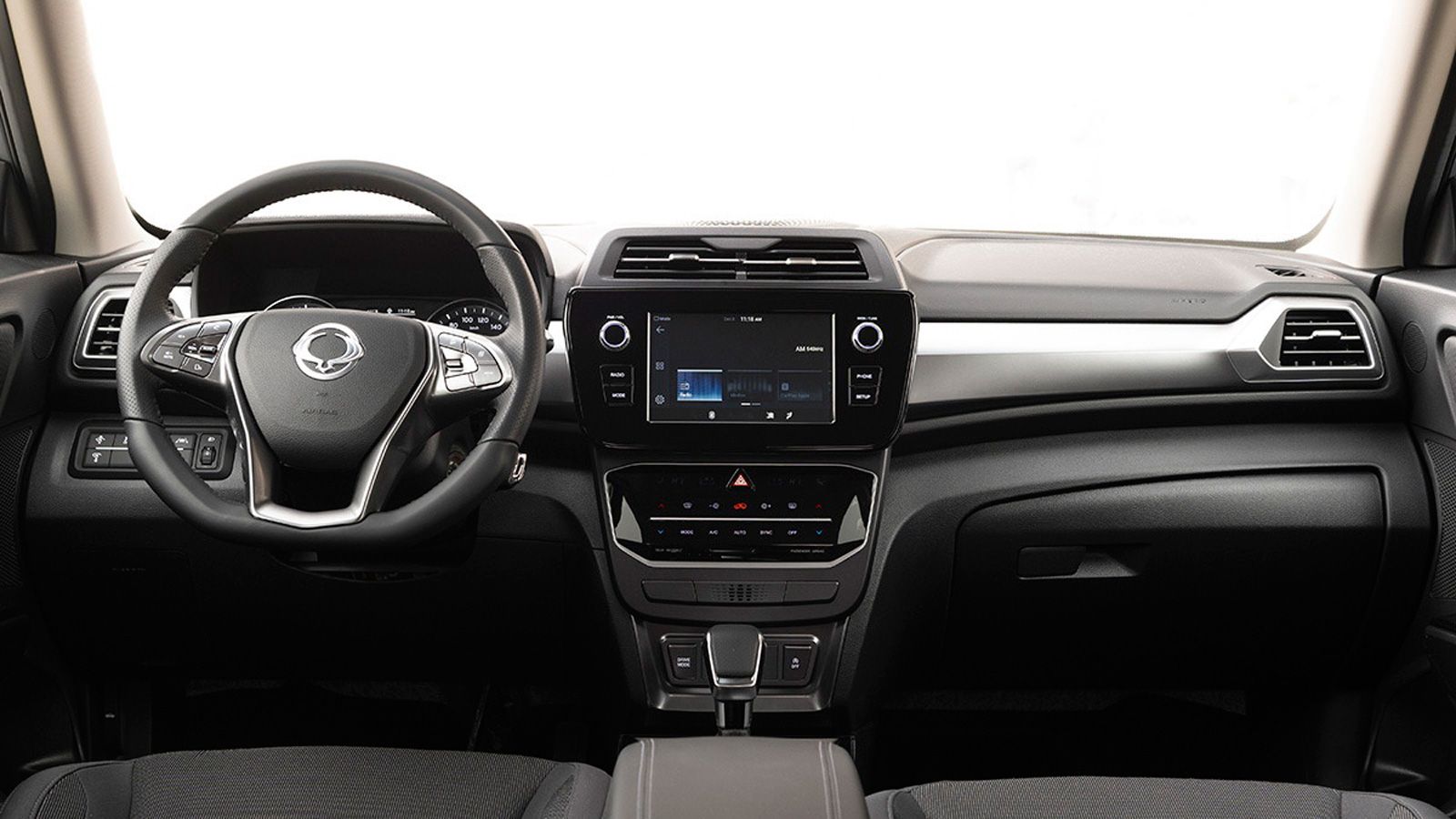 Το ταμπλό δείχνει λιτό σε σχεδίαση, είναι όμως στιβαρό και επαρκώς φινιρισμένο, όπως σε όλα τα Tivoli άλλωστε.