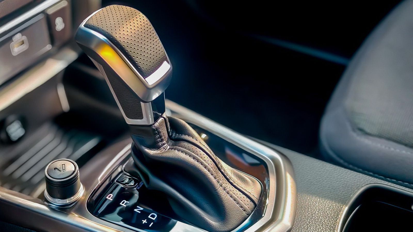 Ο λεβιές ταχυτήτων του αυτόματου KGM Tivoli.