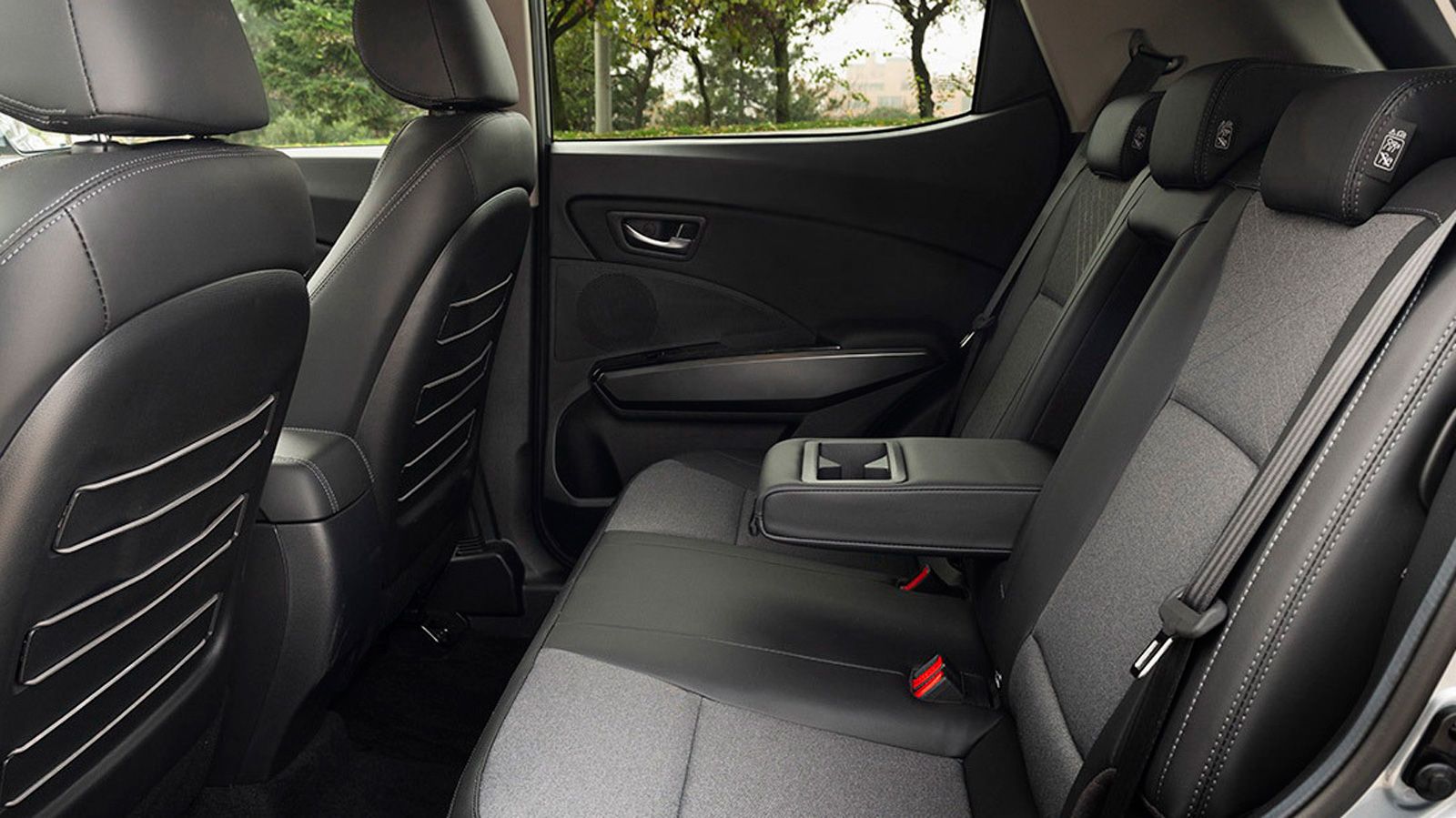  ¶νετοι ο χώροι για τους πίσω, από τα μεγαλύτερα στην κατηγορία το πορτ-μπαγκάζ των 423 λίτρων.