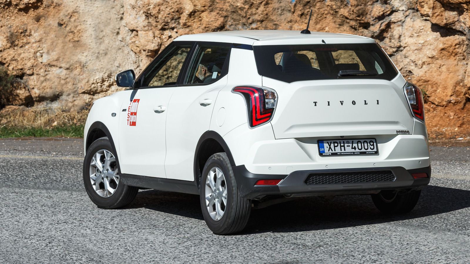 Ευχάριστο στο μάτι το KGM Tivoli, ιδιαίτερα στο μπροστινό μέρος με την «πινελιά» των τριών κάθετων χρωματιστών ενθέσεων ανάμεσα στα φανάρια.