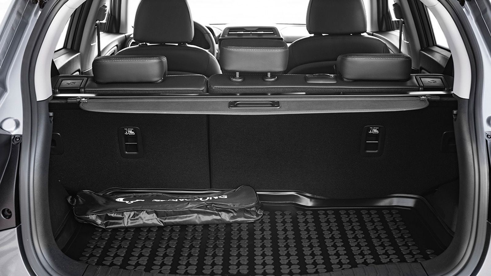  ¶νετοι ο χώροι για τους πίσω, από τα μεγαλύτερα στην κατηγορία το πορτ-μπαγκάζ των 423 λίτρων.