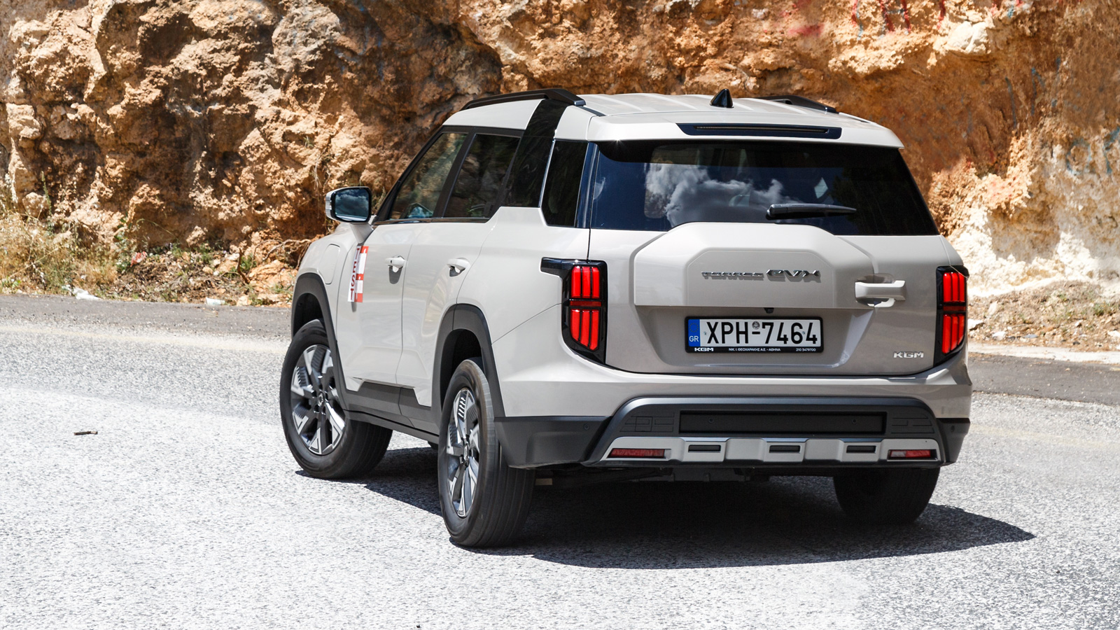 Στην καθημερινότητα, το Torres EVX με την 73άρα μπαταρία χημείας φωσφορικού σιδήρου λιθίου (72 kWh ωφέλιμη χωρητικότητα) βγάζει 380 χλμ..