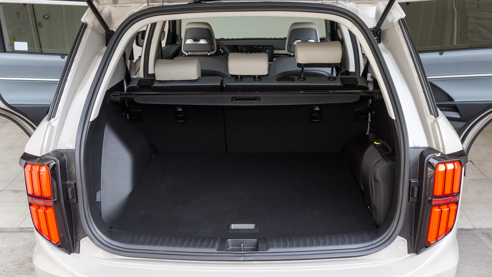 Στα ατού του Torres EVX ανήκει και το τεράστιο πορτ-μπαγκάζ, που έχει κορυφαία χωρητικότητα 839 λτ., αλλά και κανονικό σχήμα.