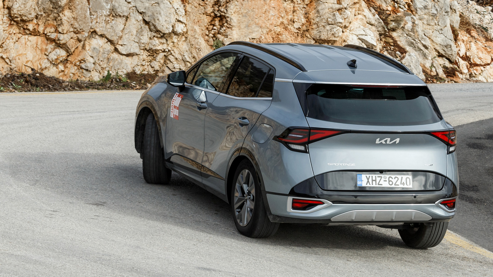 Tο τετρακίνητο υβριδικό Sportage παραμένει πεισματικά ουδέτερο ακόμα και στην έντονη πίεση σε ένα δρόμο με στροφές.