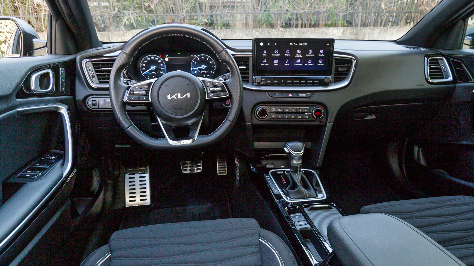 Το εσωτερικό έχει καθαρές γραμμές, πολύ προσεγμένη ποιότητα υλικών και συναρμογής, αλλά και σκουρόχρωμο διάκοσμο.