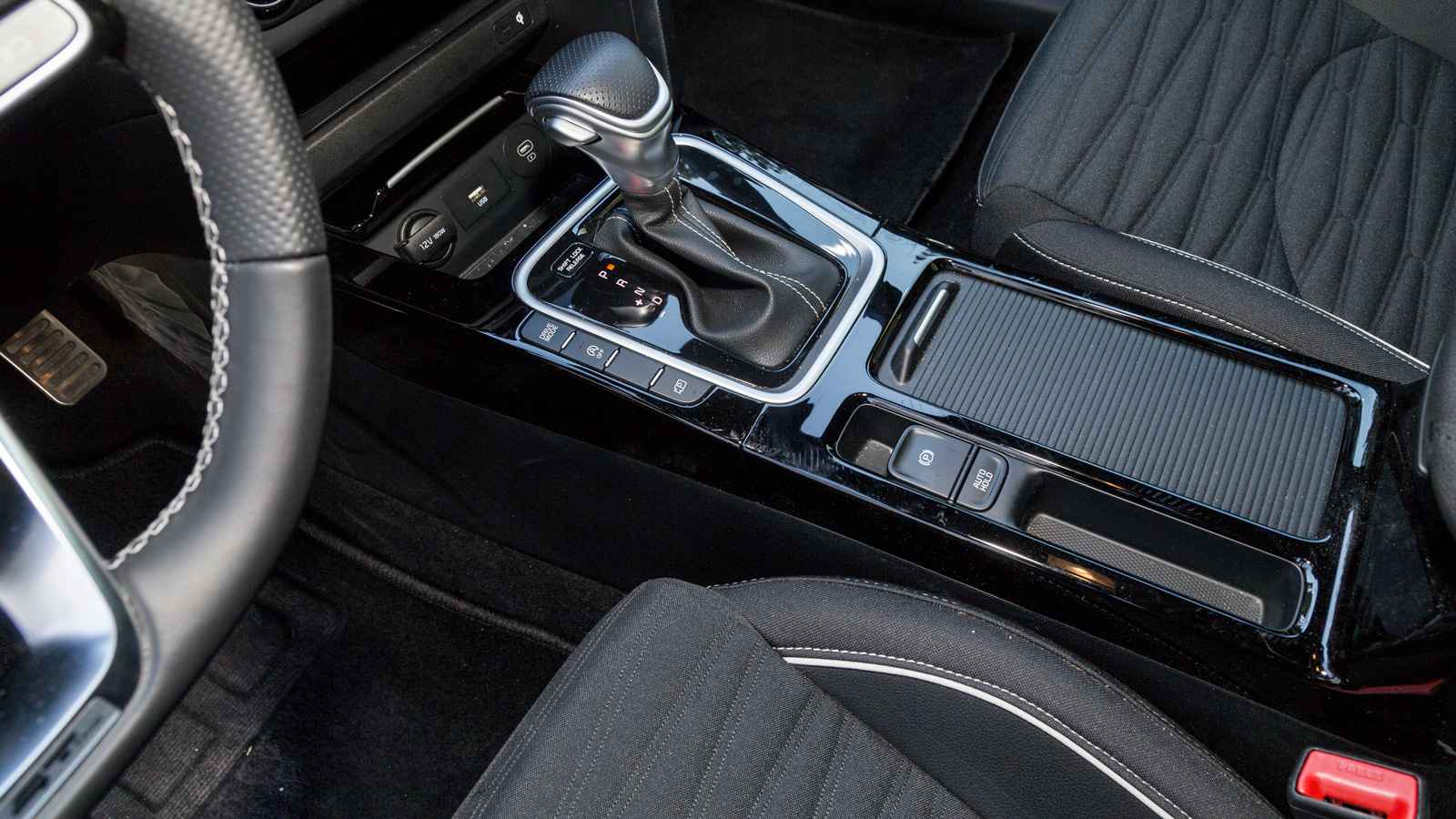  Καμία αλλαγή και στους χώρους φυσικά, οι οποίοι φιλοξενούν χωρίς πρόβλημα 5 ενήλικους, ενώ ο χώρος αποσκευών των 380 λτ. είναι πρακτικός και με κανον