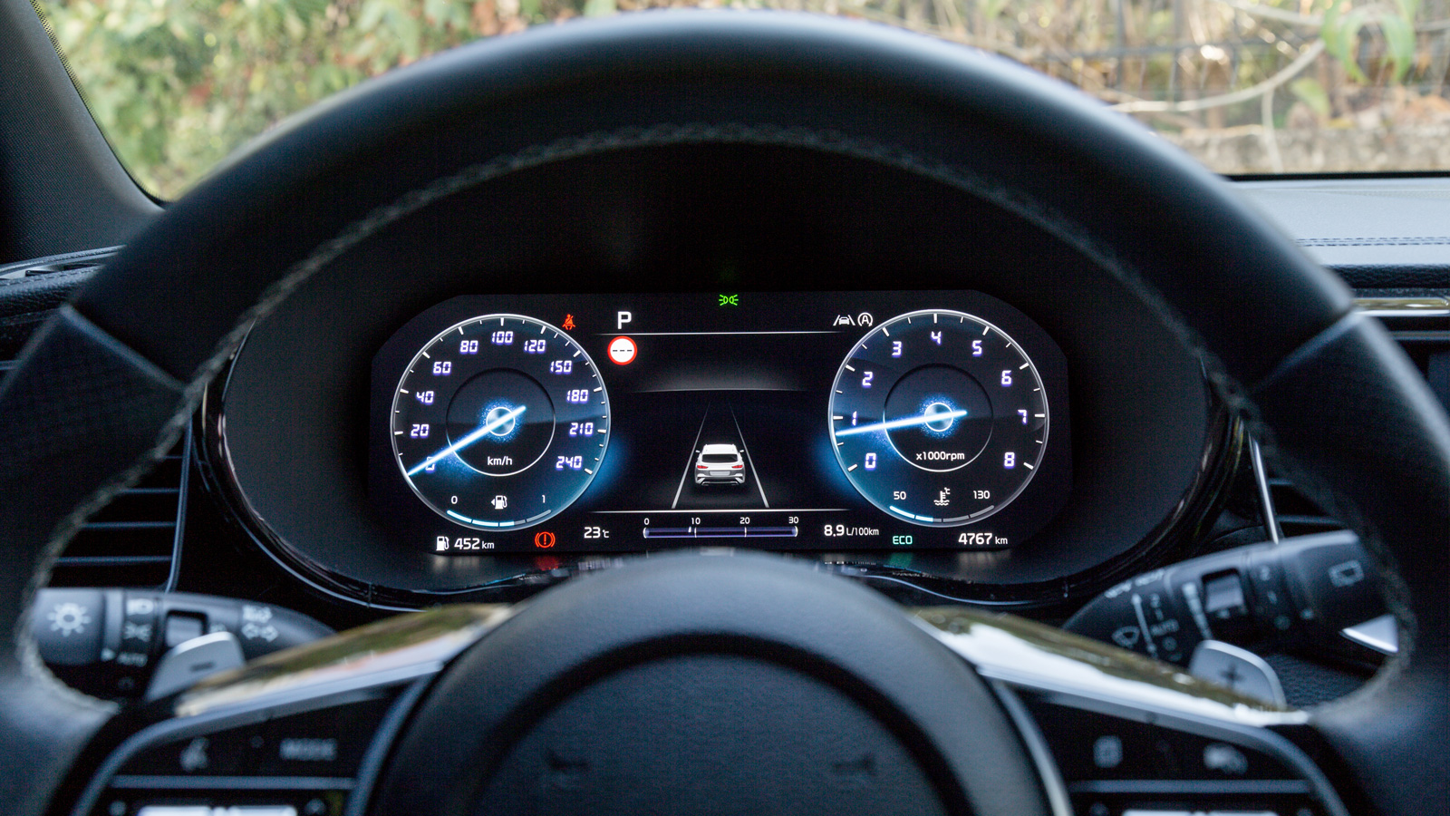 Τώρα στην «καλή» έκδοση υπάρχει μια ψηφιακή οθόνη 12,3 ιντσών στη θέση του πίνακα οργάνων, με καθαρά γραφικά και ένα εύκολο λογισμικό, ενώ η (έξτρα) 1