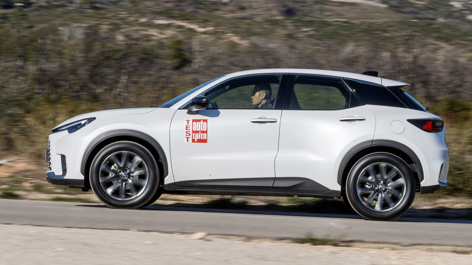 Τα 220 χλστ. από το έδαφος (νούμερο ρεκόρ για την κατηγορία) είναι εγγύηση για την αντιμετώπιση των δυσκολιών της αστικής καθημερινότητας, αλλά και εν