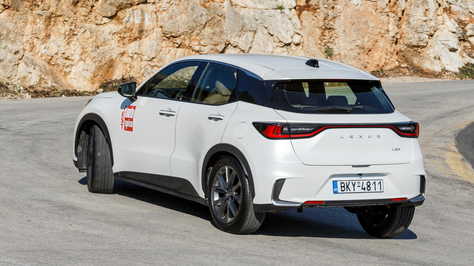 Το δικίνητο Lexus LBX συνδυάζει την πολυτέλεια με την full υβριδική τεχνολογία όντας διαθέσιμο σε αρκετά χαμηλότερη τιμή από το 4X4, το οποίο πάντως έ