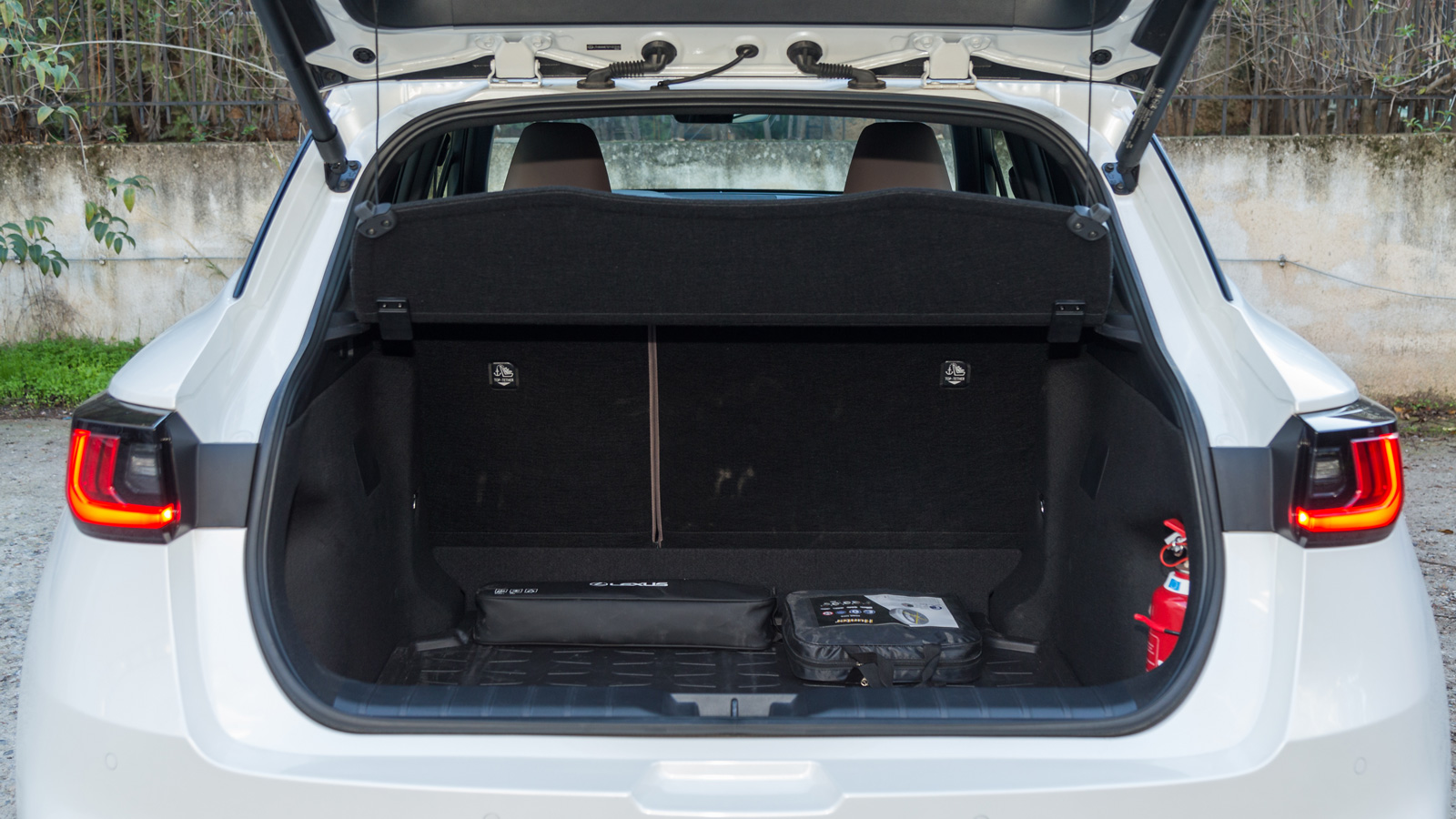 Θα θέλαμε περισσότερο φάρδος στο πίσω κάθισμα, ενώ ο χώρος αποσκευών είναι μεγαλύτερος σε σχέση με το τετρακίνητο. Τα 332 λτ. πάντως είναι και πάλι κά