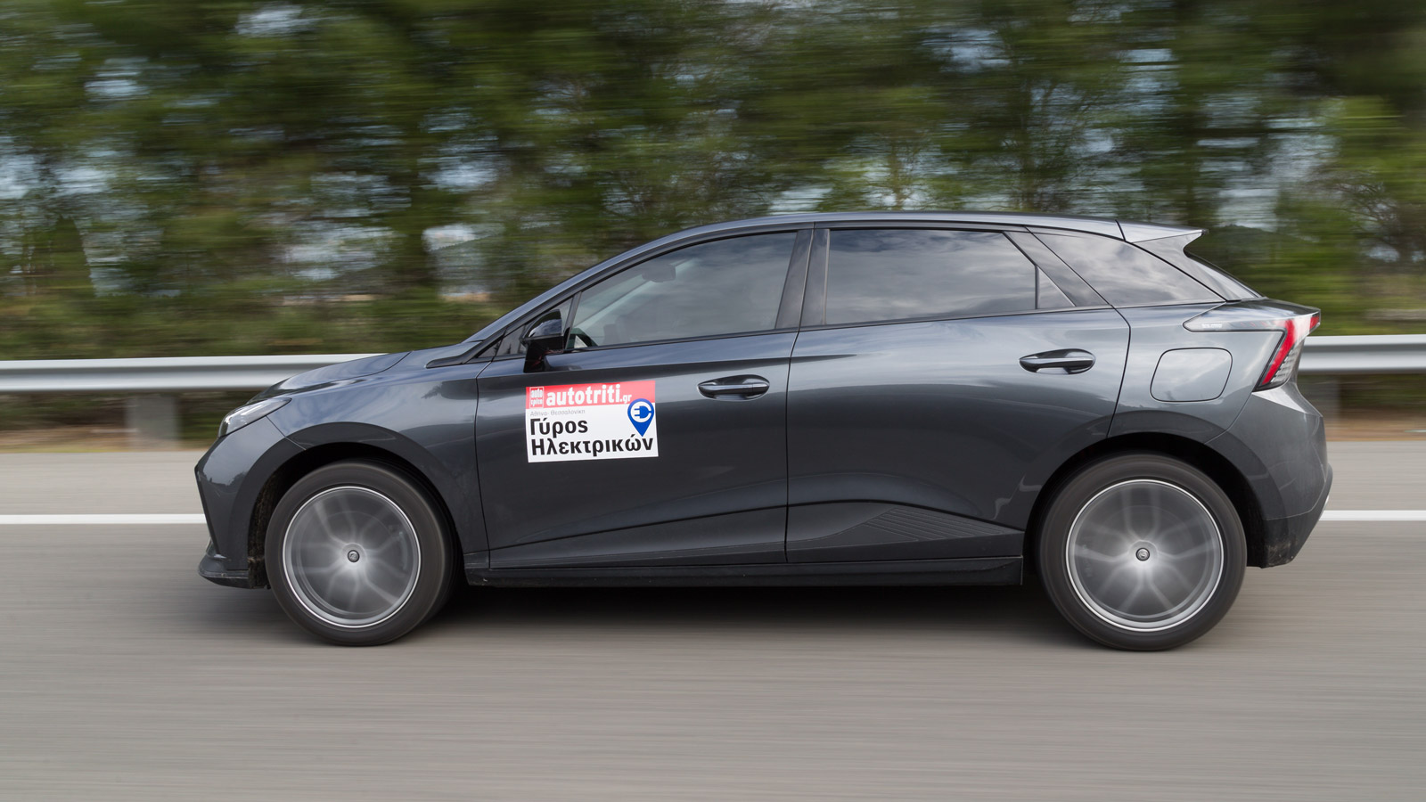 Παρά τη συγκριτικά αυξημένη του κατανάλωση (17,8 kwh/100 χλμ., έναντι 16,5 του MG4 204 PS και 17,0 του MG4 170 PS),κάναμε με άνεση πάνω από 400 χλμ., 