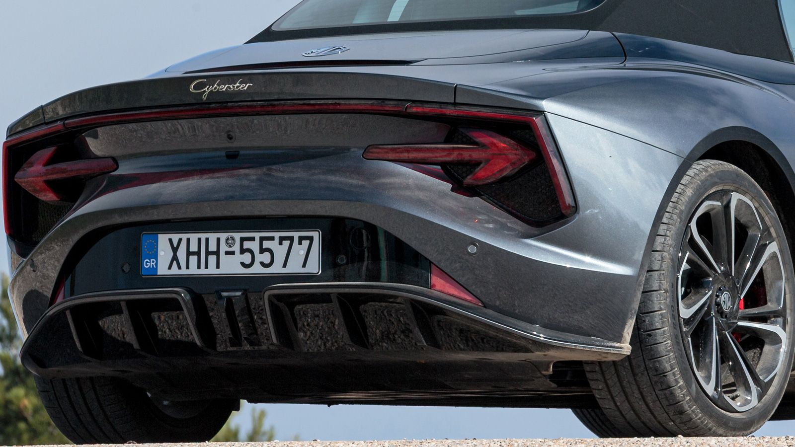 Το να περάσεις απαρατήρητος με το MG Cyberster είναι πρακτικά αδύνατο.