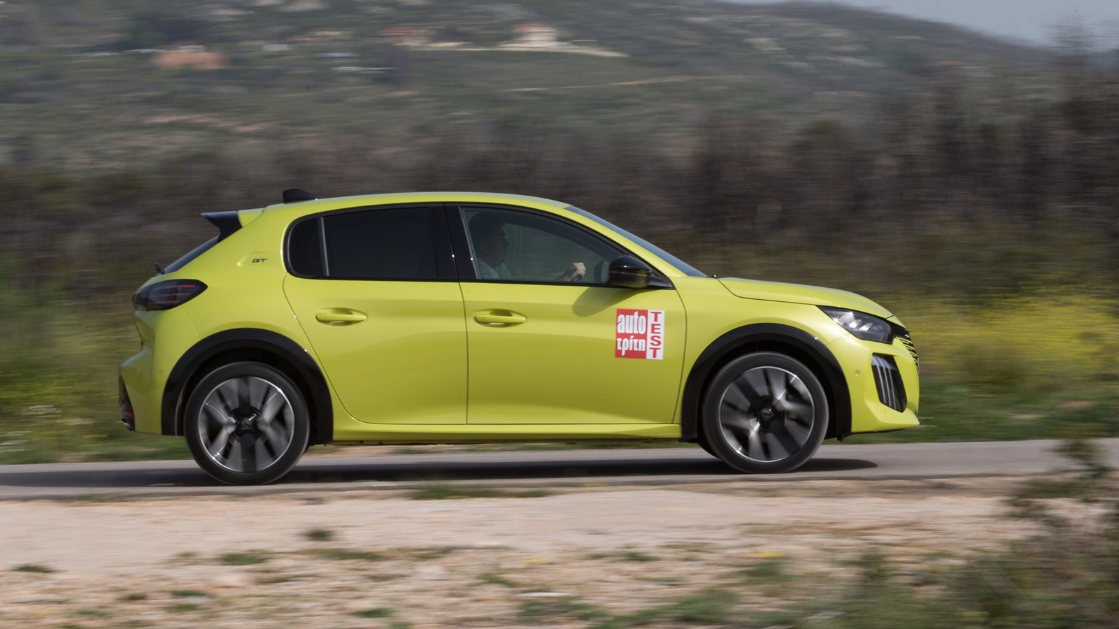 Λόγω της ικανότητας του ηλεκτροκινητήρα να κινεί το 208 κατά βάση στο παρκάρισμα και στις εκκινήσεις, υπάρχει σημαντική μείωση της κατανάλωσης στην ασ