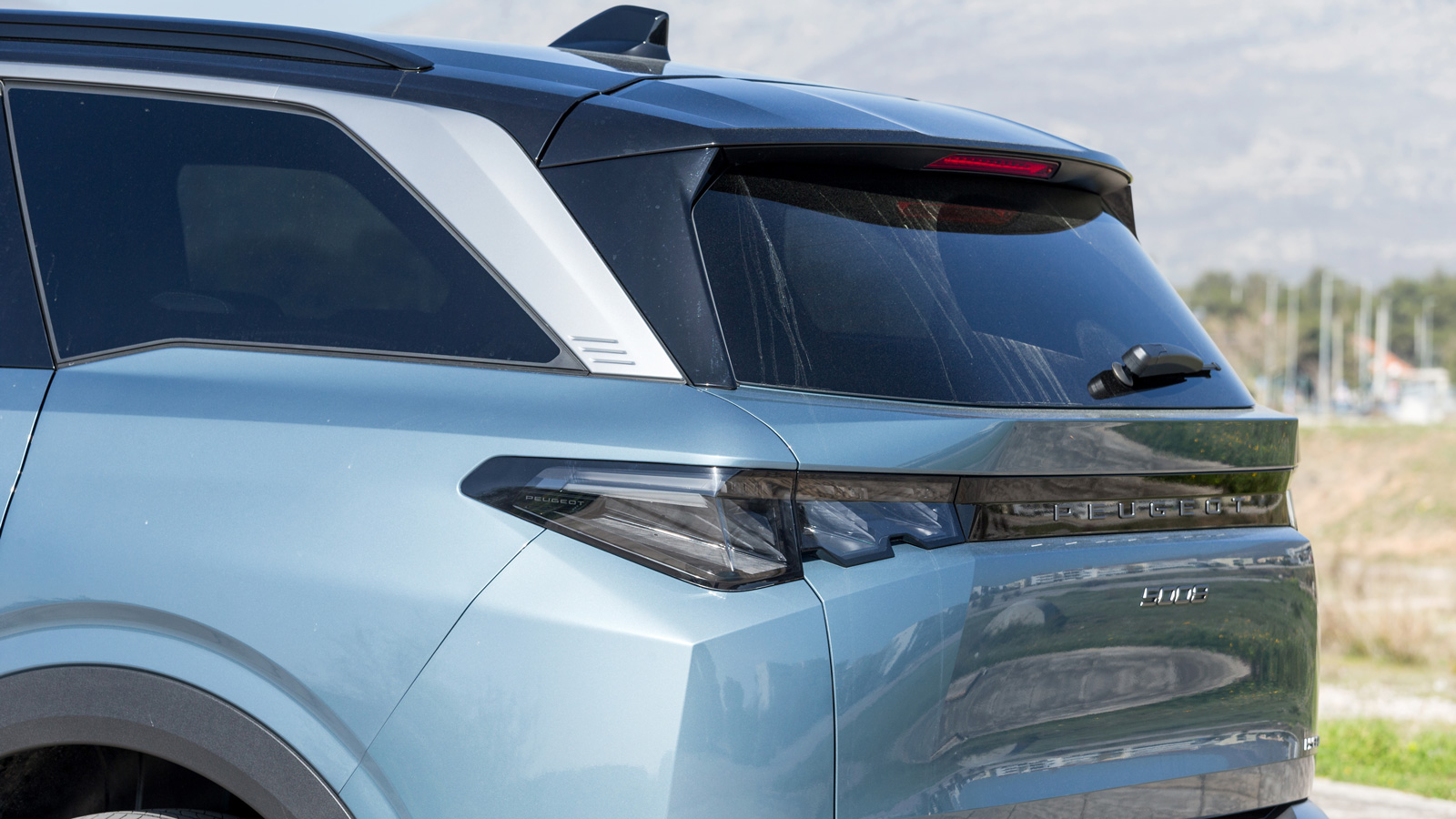 Το design του επιβλητικού Peugeot 5008 είναι σχεδόν ίδιο με αυτό του μικρότερου, κατά 25 πόντους, Peugeot 3008, ωστόσο στο πίσω μέρος η οροφή δεν έχει