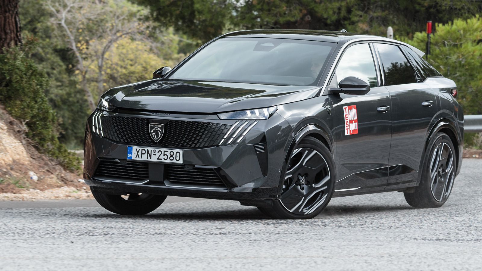 Το ηλεκτρικό Peugeot e-3008 μπροστά