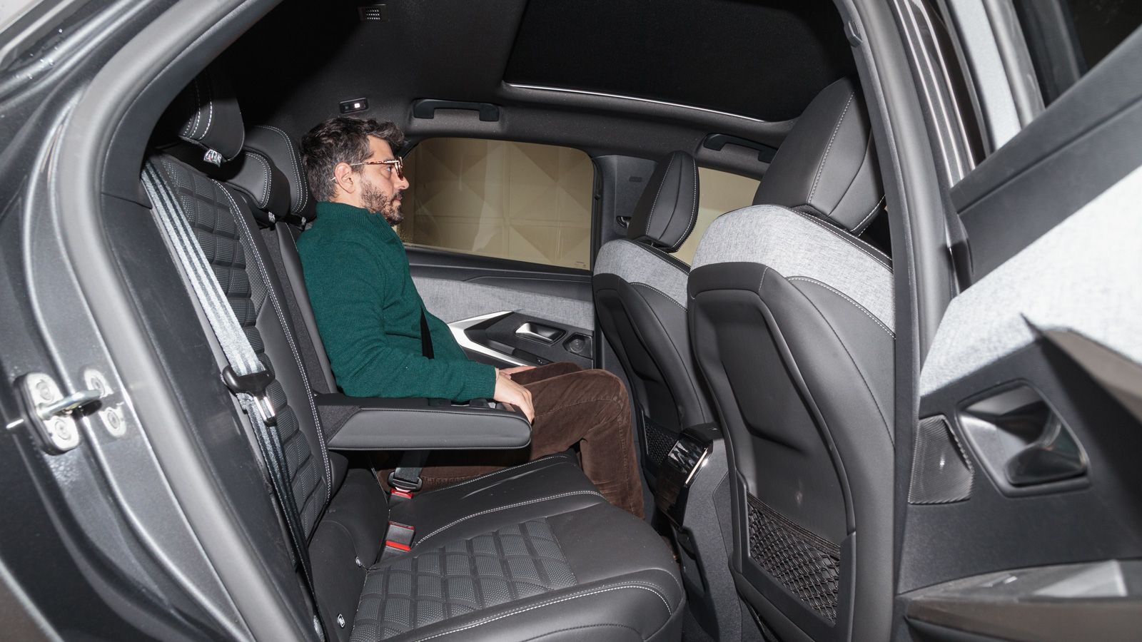 Οι μετρήσεις μας έδειξαν 1,430 μ. φάρδους πίσω καθίσματος (κορυφαίο στην κατηγορία), που επιτρέπει την άνετη μετακίνηση τριών ενηλίκων. 