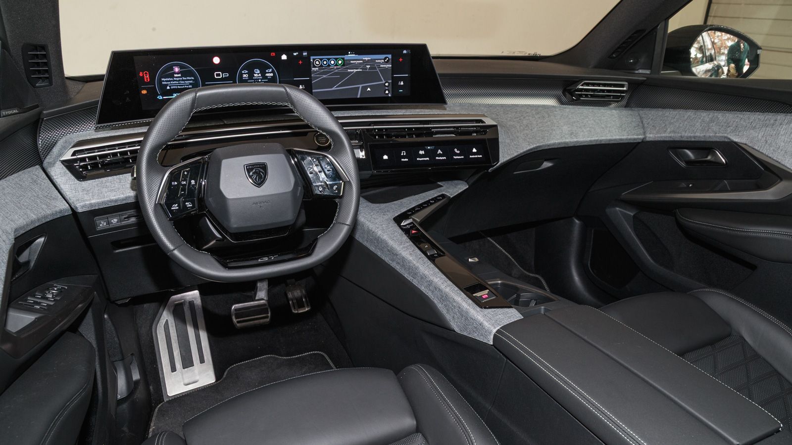Ξεκάθαρη premium στόχευση στο εντυπωσιακό εσωτερικό με το νέο Panoramic i-Cockpit, όπου έχει πρωταγωνιστή την κυρτή οθόνη-πάνελ των 21 ιντσών. 