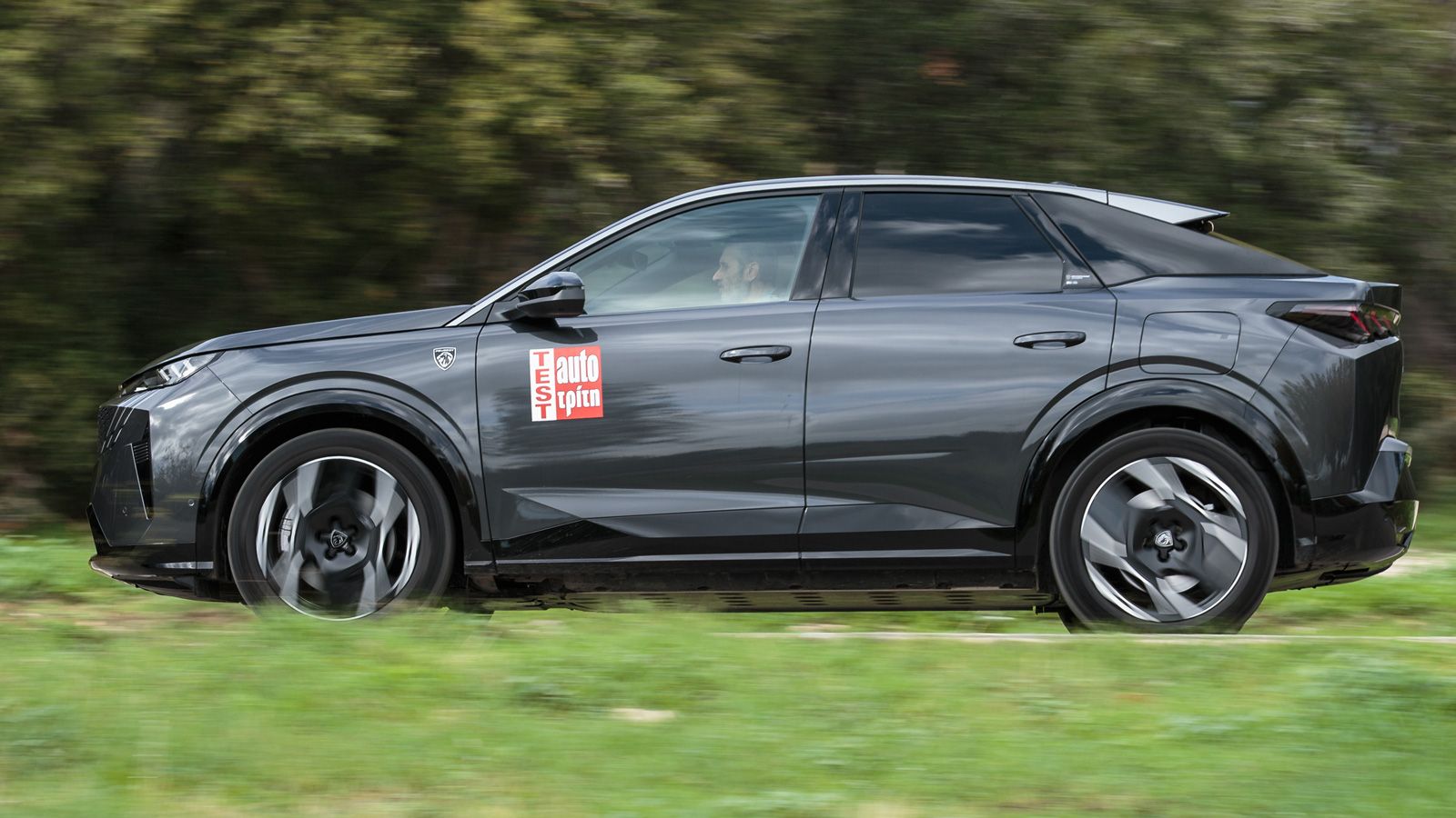 Παρά τους στάνταρ τροχούς των 20 ιντσών και τη σφιχτή ρύθμισης της ανάρτησης, το τετρακίνητο Peugeot e-3008 συνδυάζει την υψηλή ποιότητα κύλισης και τ