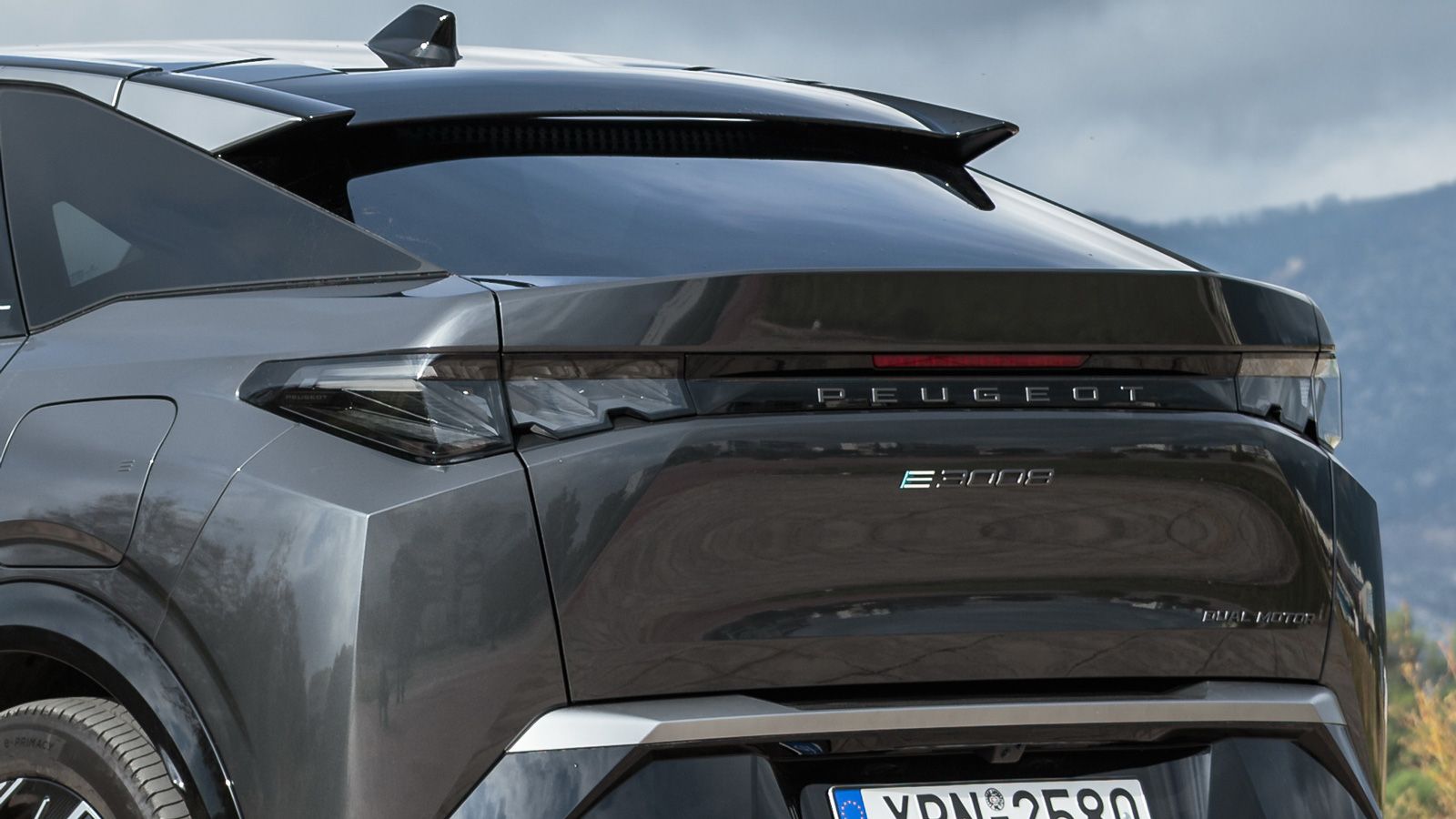 Εντυπωσιακή και αεροδυναμική «γραμμή», στάνταρ τροχοί 20 ιντσών. Το Dual Motor πίσω δείχνει πως έχουμε να κάνουμε με την κορυφαία εκδοχή του Peugeot e