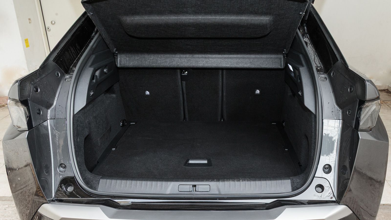 Μπορεί να έχασε 50 λτ., το πορτ-μπαγκάζ των 470 λτ. έχει κανονικό σχήμα και στάνταρ ηλεκτρική, hands free, λειτουργία της πίσω πόρτας.