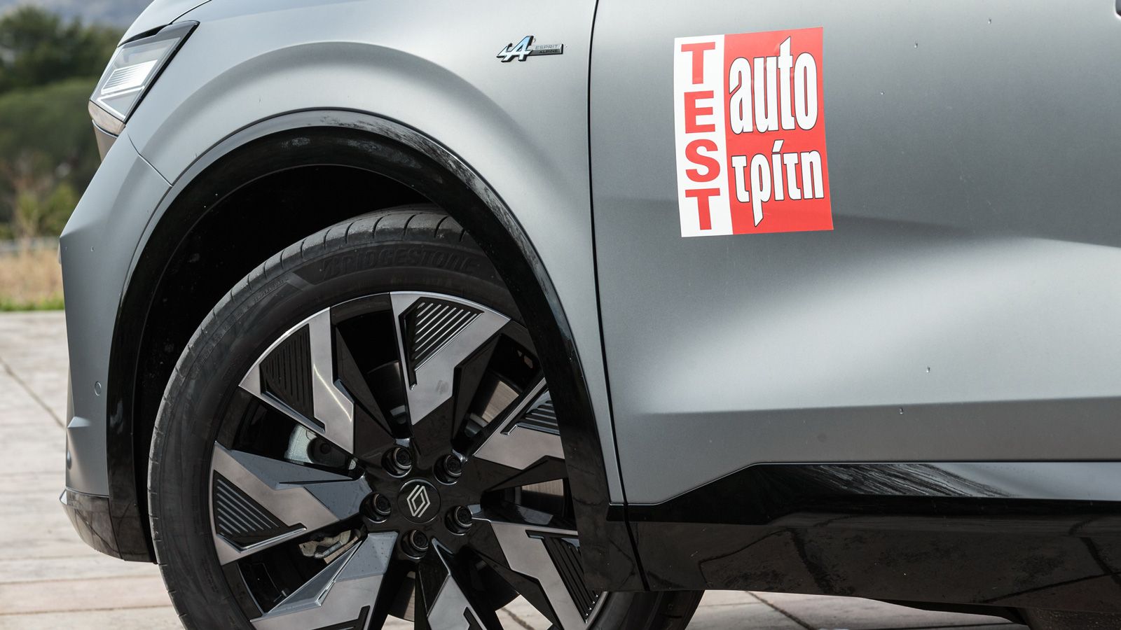 Το Renault Rafale ξεχωρίζει αμέσως με την coupe-SUV αισθητική και το αιχμηρό του design, στάνταρ οι ζάντες των 20 ιντσών.