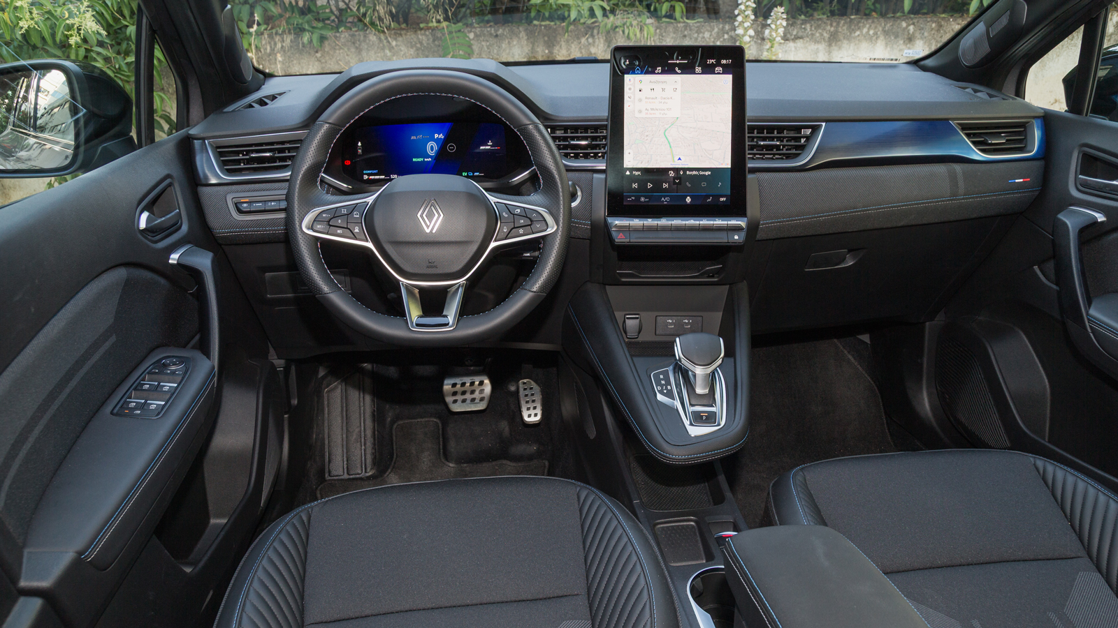 Ποιοτικά, το εσωτερικό του Renault Symbioz είναι πολύ προσεγμένο με μαλακά, αφρώδη υλικά στο ταμπλό, πολύ καλό φινίρισμα και γεροδεμένη συναρμογή.