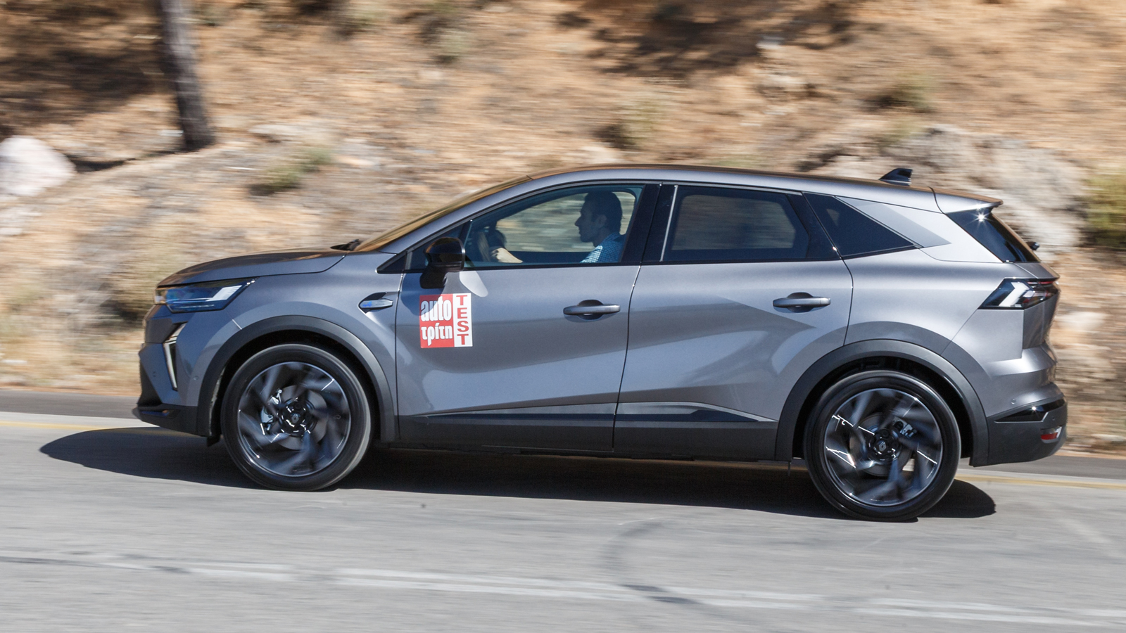 To υβριδικό σύνολο των 145 ίππων κινεί σβέλτα το Renault Symbioz και ικανοποιεί µε την αμεσότητα και την ραφιναρισμένη λειτουργία του. Κυρίως όμω