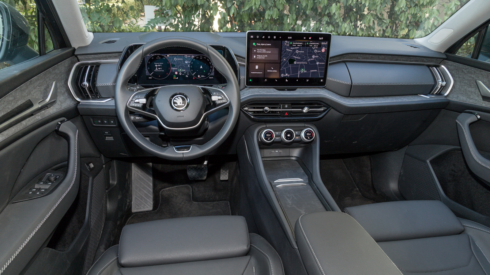 Η καμπίνα του Skoda Kodiaq προκαλεί θετική εντύπωση, χάρη στην ποιοτική κατασκευή, με χρήση μαλακού υλικού κα την καλή συναρμολόγηση.