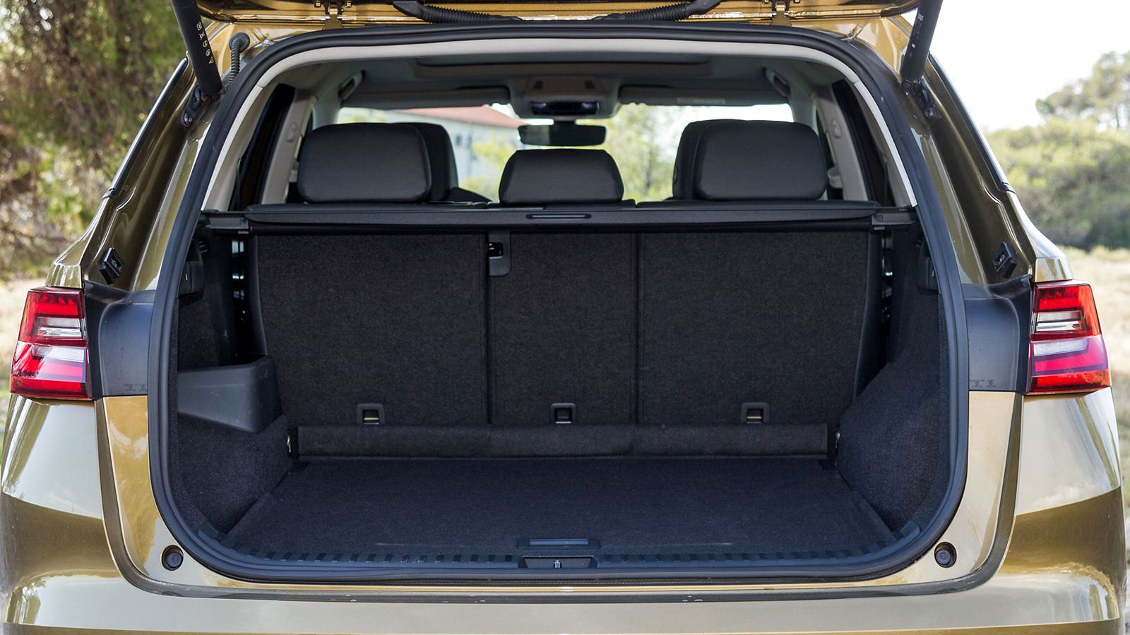 Το Kodiaq διαθέτει το μεγαλύτερο χώρος αποσκευών στην αγορά (910 λτ. στην 5θέσια έκδοση), αλλά και πολύ πρακτικός με αρκετές έξυπνες λύσεις.