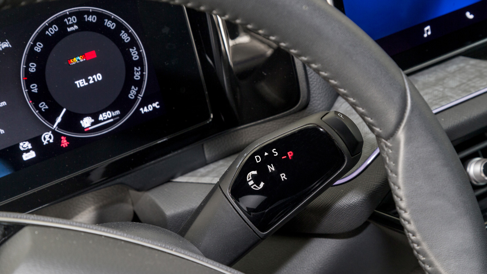  Ιδιαίτερα πρακτικά τα 3 smart dials, ο επιλογέας κίνησης είναι στο τιμόνι, οι θέσεις για μικροαντικείμενα είναι άφθονες, τα καθίσματα στηρίζουν σωστά