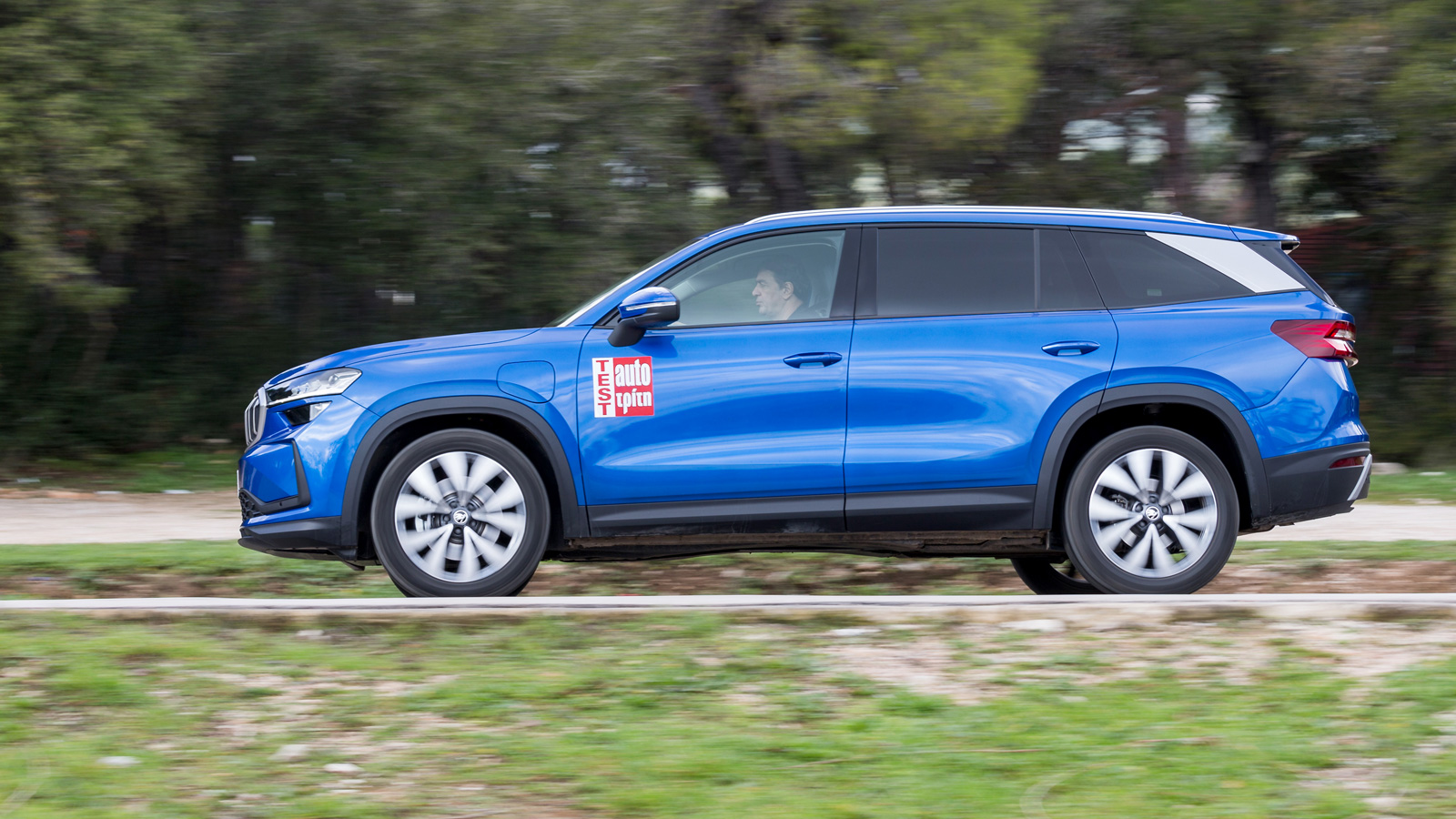 Το plug-in υβριδικό σύστημα του Skoda Kodiaq προέρχεται από το πάνω ράφι του ομίλου VW: Έχει μεγάλη μπαταρία (19,4 kWh), αποδίδει 204 άλογα και προσφέ