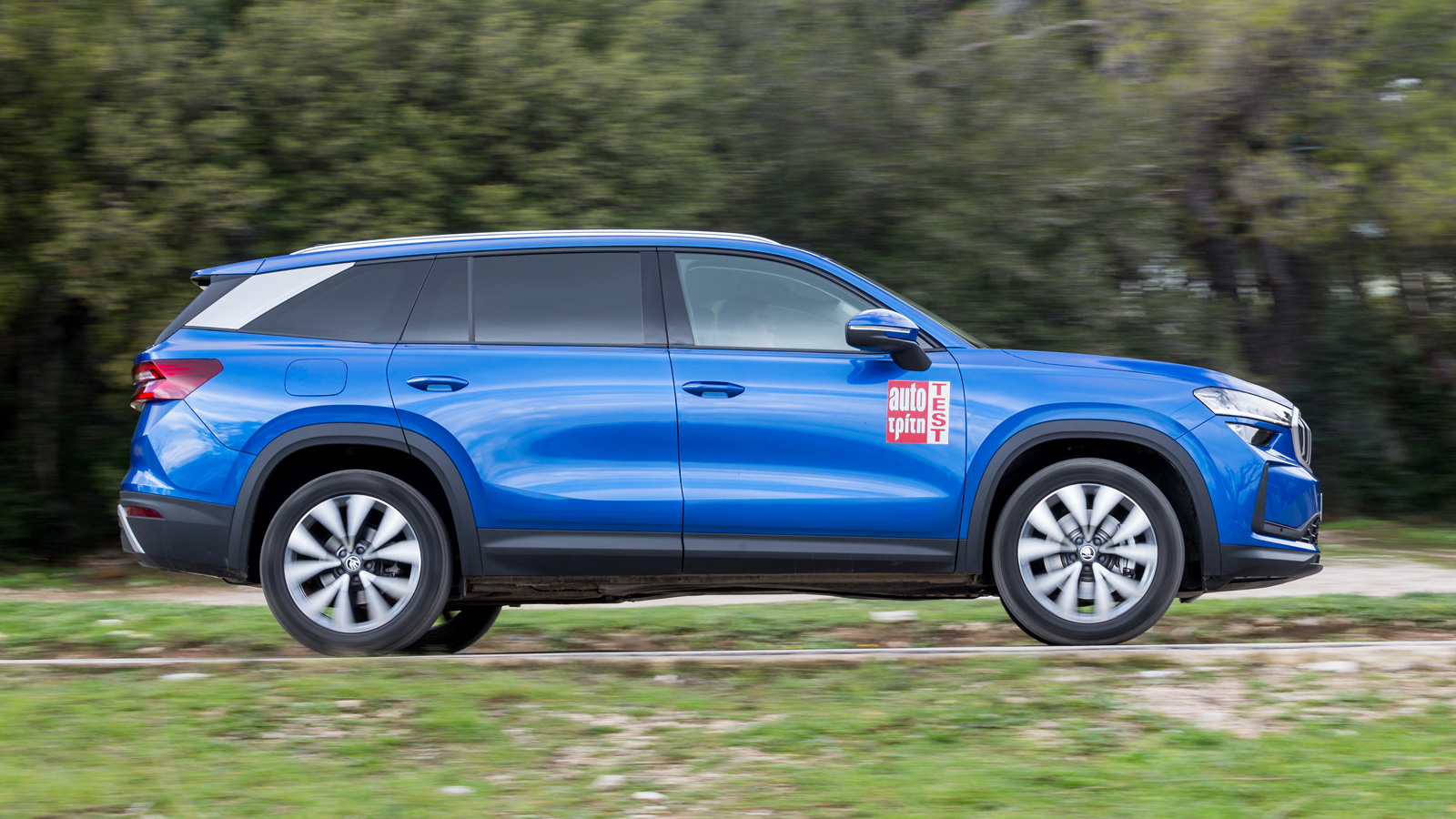 Το μοντέλο της δοκιμής είχε ηλεκτρονική απόσβεση της -ανεξάρτητης σε όλους τροχούς- ανάρτησης, «συγχωρώντας» αρκετά την επαφή των τροχών των 19 ιντσών